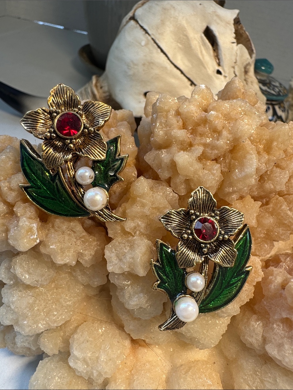 Vintage 1992 AVON "Rich Christmas" Poinsettia Flower Earrings Enamel Pearls